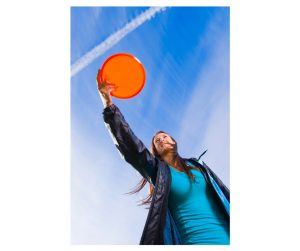 girl-playing-disc-golf